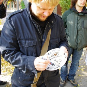 Ростовчанин, режиссер по образованию и в картине "Портрет в сумерках" - технический директор - Михаил Максимов подписывает тарелку.