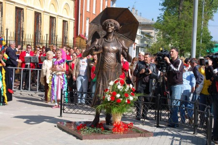 Открытие памятника Раневской в 2008 году