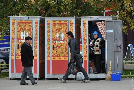 В Москве появились общественные туалеты, расписанные под хохлому