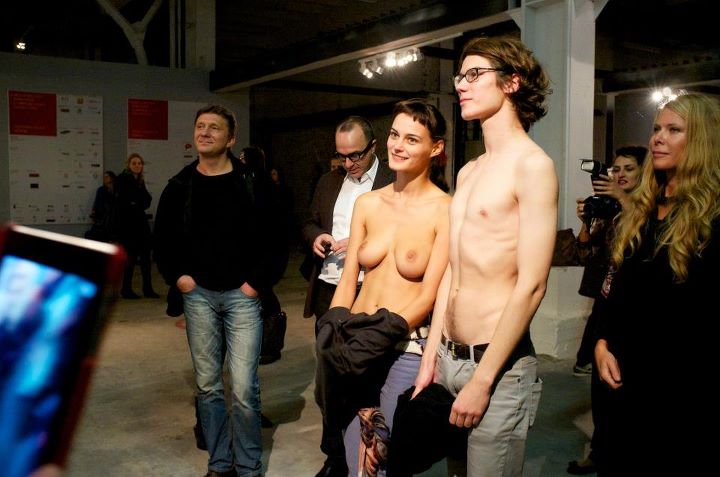 Леша Курипко - слева. Московская биеннале современного искусства 2011