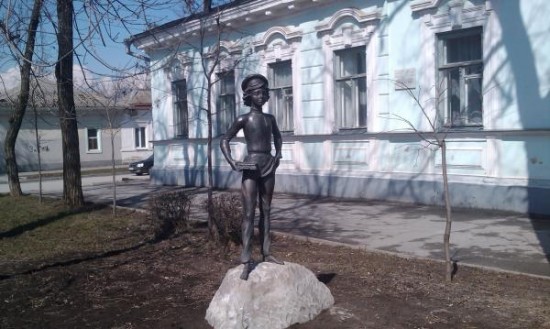 памятник Артёмке, герою детских рассказов Ивана Василенко