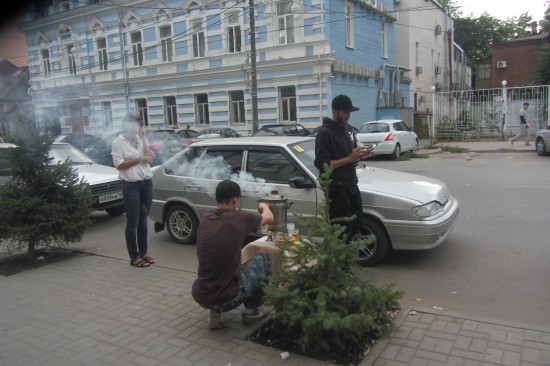 Перед музеем ИЗО Егор Псих и товарищи раздувают самовар