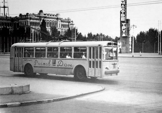 Ростов. Театральная площадь. Еще без стеллы с Никой