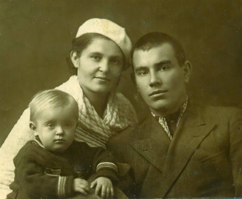 Peter and Antonina Lifanovs with their daughter Tanya. Rostov-on-Don, 1940.Пётр и Антонина Лифановы с дочкой Таней. Ростов-на-Дону, 1940 год