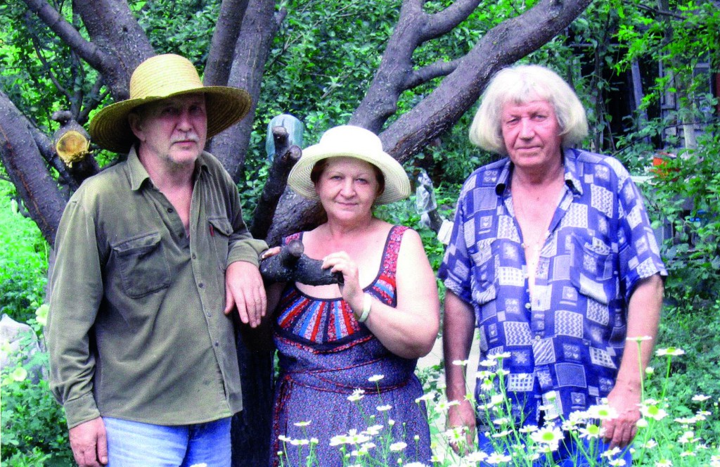 In the open air. From left to right: Valery Kulchenko, Lyudmila Ulybina and Gennady Semyonovich Zapechnov. Sukhoi Log 2005На пленэре. Слева направо: Валерий Кульченко, Людмила Улыбина и Геннадий Семёнович Запечнов. Сухой Лог 2005 год