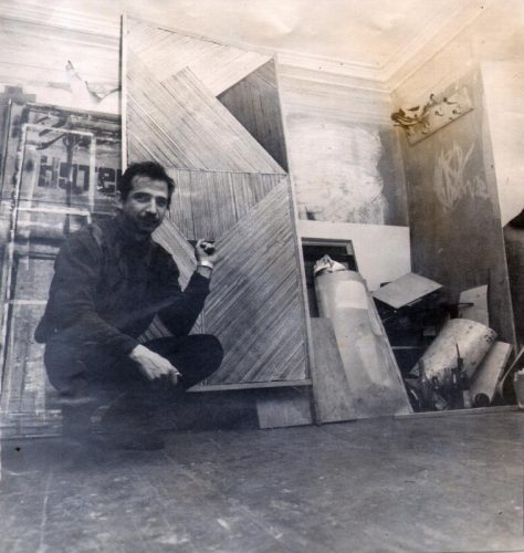 Александр Кисляков в своей мастерской готовится к выставке «Любовница Пифагора». Таганрог, 1995 год. Фото — Игорь Баточкин.