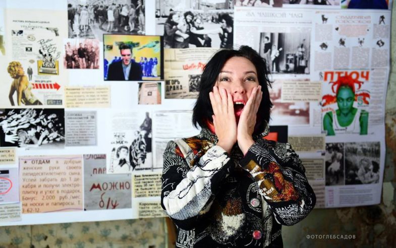 Оксана Бегма и коллаж со страницами из журнала "Ура Бум Бум". Фото: Глеб Садов