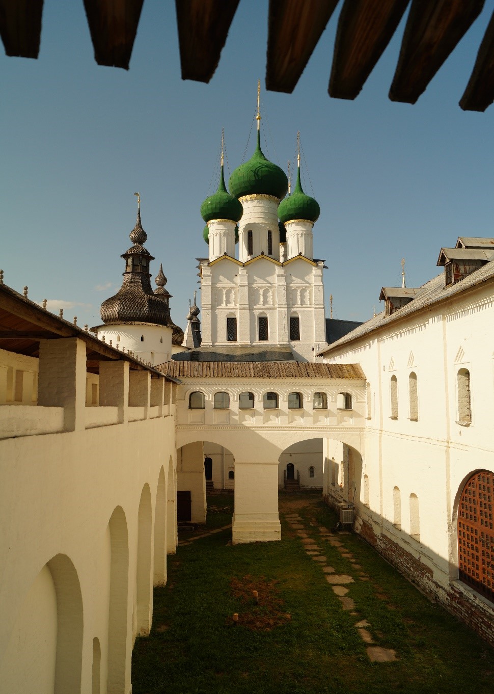 rostov veliky. Kremlin. Bypass galleries and a courtyard. In the background, the gate Church of John the Evangelist. Photo By Anna Zorina.Ростов Великий кремль. Обходные галерии и внутренний дворик. На заднем плане надвратная церковь Иоанна Богослова. Фото Анна Зорина.