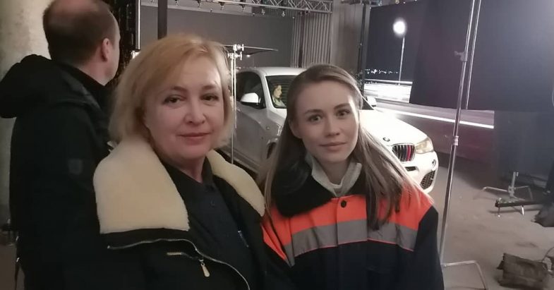 Журналист Галина Пилипенко и актриса Ксения Гусева на съёмках сериала «Галка».