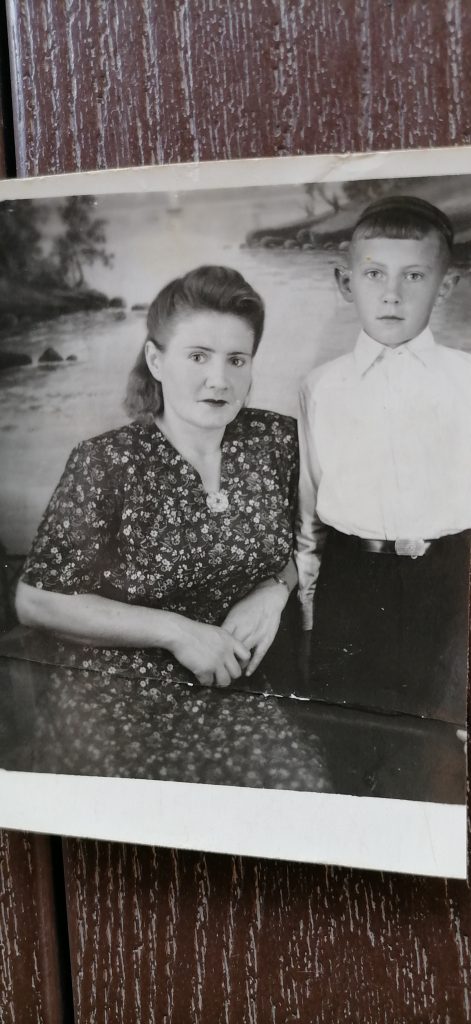 Геннадий Левченко с мамой.